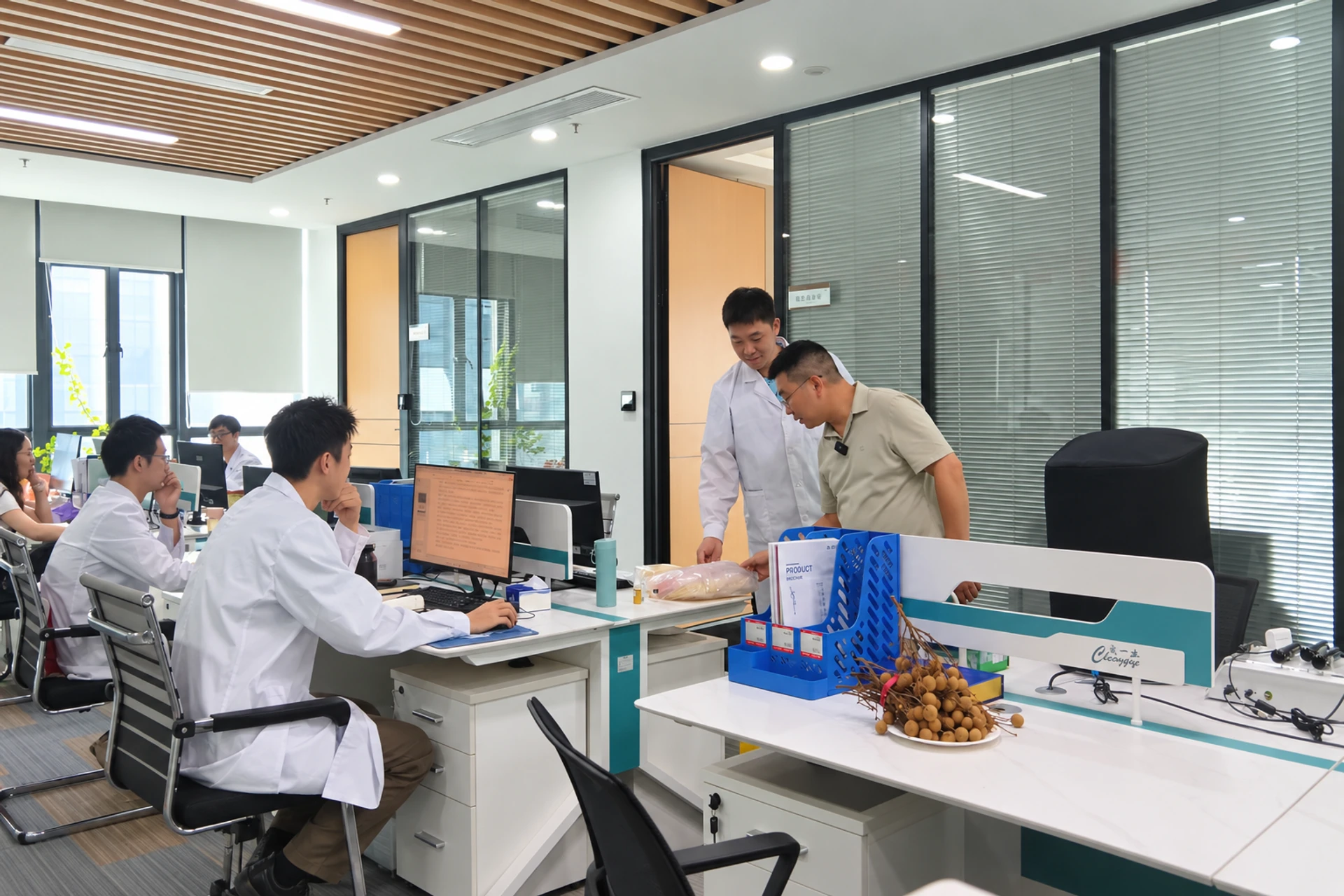 客户与研发人员在实验室办公区交流